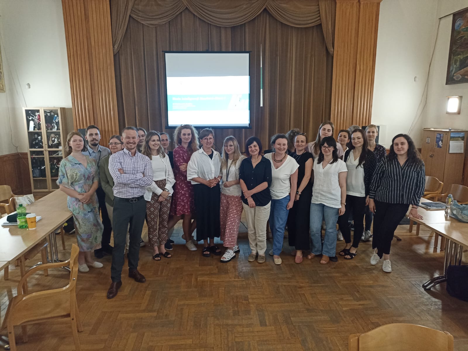 Grupa osób biorących udział w szkoleniu