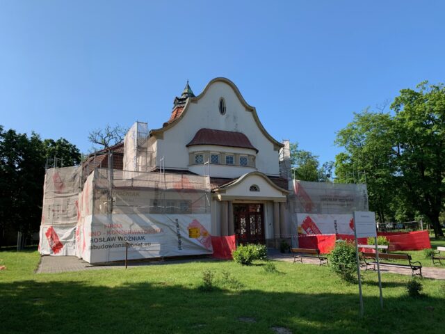 budynek teatru podczas prac remontowych