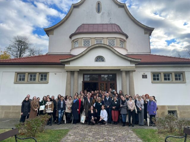 Grupa uczestników konferencji przed budynkiem teatru szpitala