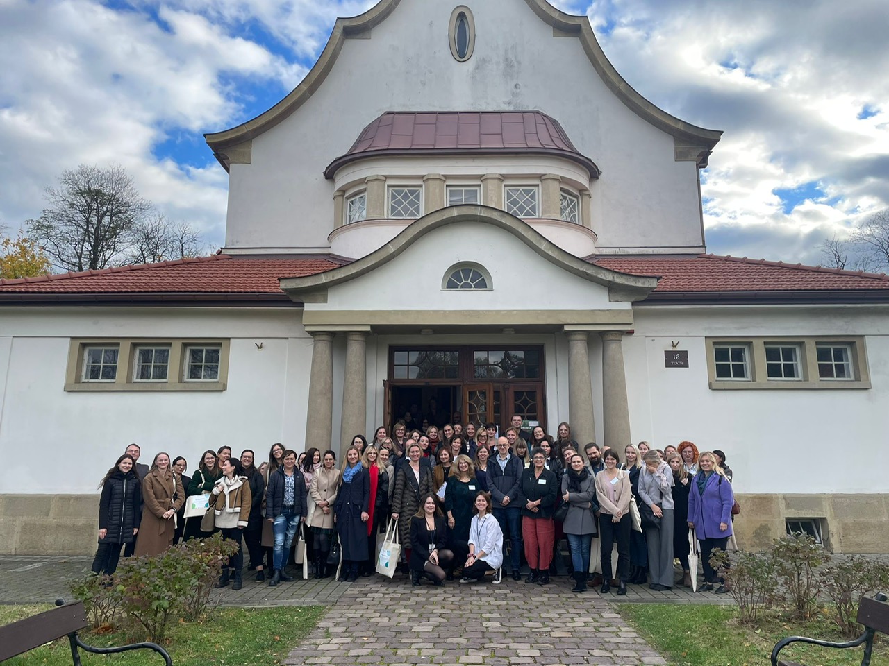 Grupa uczestników konferencji przed budynkiem teatru szpitala