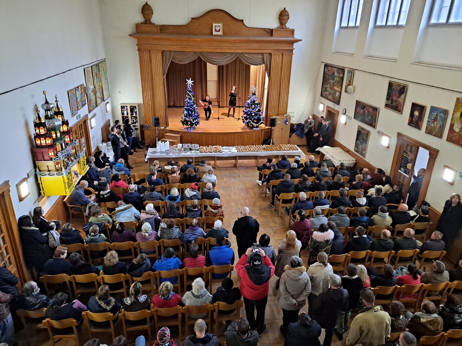 widok teatru i ludzi podczas spotkania